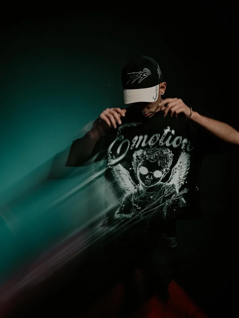 Qba0gang en una sesión oscura